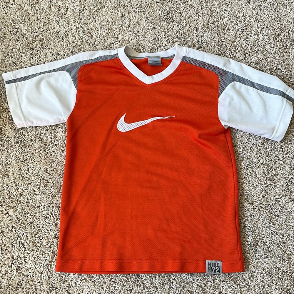 Nike kids jersey. Size M